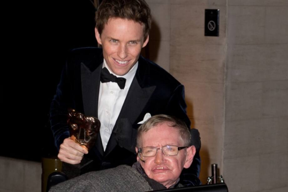 Eddie Redmayne rinde homenaje a Stephen Hawking: 'Hemos perdido una mente hermosa'