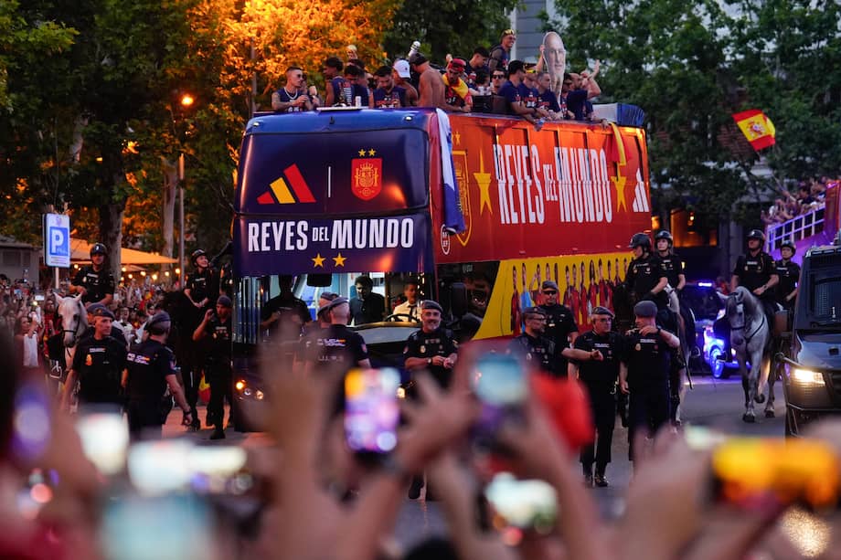 MADRID, 20/07/2026.- Los jugadores de la selección española a su llegada a la plaza de Cibeles para celebrar con los aficionados españoles el campeonato del mundo tras derrotar en la final a Argentina. EFE/Borja Sánchez-Trillo.