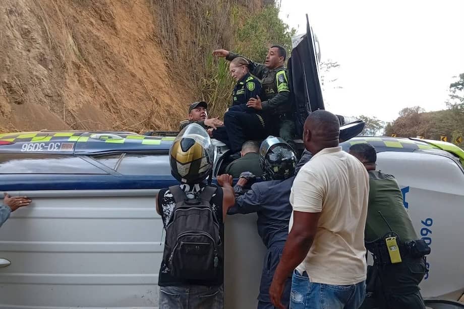 El carro se volcó al intentar pasar por la zona de un derrumbe en la vía a Buenaventura, en Dagua.