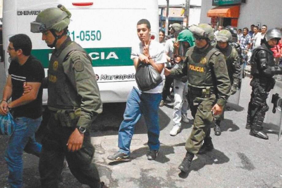 A la izquierda, el profesor Carlo Alexánder Carrillo, declarado inocente una década después de su captura en Lebrija (Santander). / Vanguardia Liberal