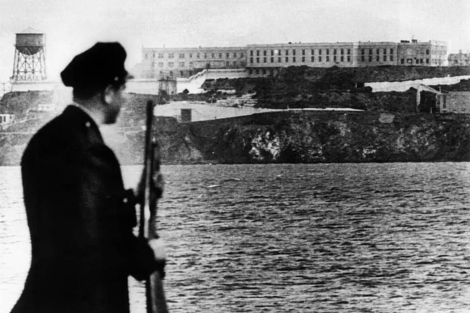 Un policía vigila la orilla del agua que rodea a Alcatraz tras la fuga de los hermanos Anglin y Frank Morris. / EFE