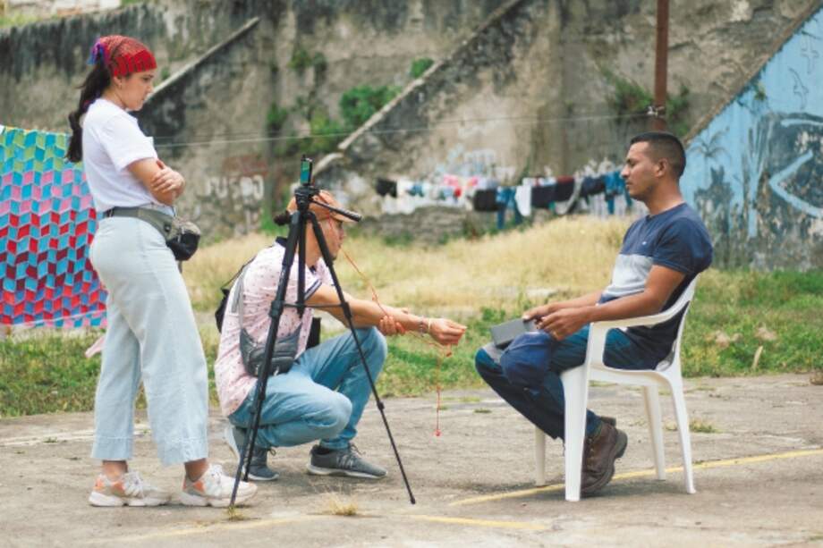 Los periodistas que asumen un rol trascendental en medio de carencias sociales y promesas estatales incumplidas. / Consonante.org