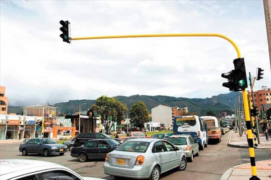 Semáforos en diferentes puntos del norte y centro de Bogotá, fuera de servicio