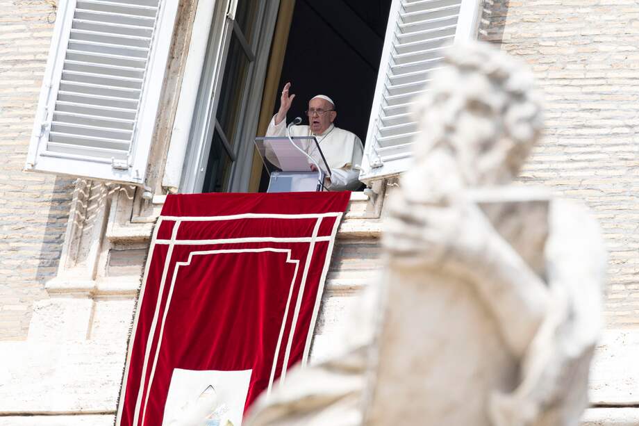 El Papa Francisco dirige el rezo del Ángelus, oración tradicional de los domingos, desde la ventana de su despacho, frente a la Plaza de San Pedro, Ciudad del Vaticano.