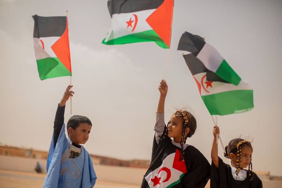 Niñas y niños saharauis durante una manifestación en la wilaya Bojador. A través de estas protestas pacíficas, la comunidad exige la liberación de detenidos y reivindican el derecho de su pueblo a la autodeterminación. Campamentos de refugiados saharauis, Tinduf, Argelia.