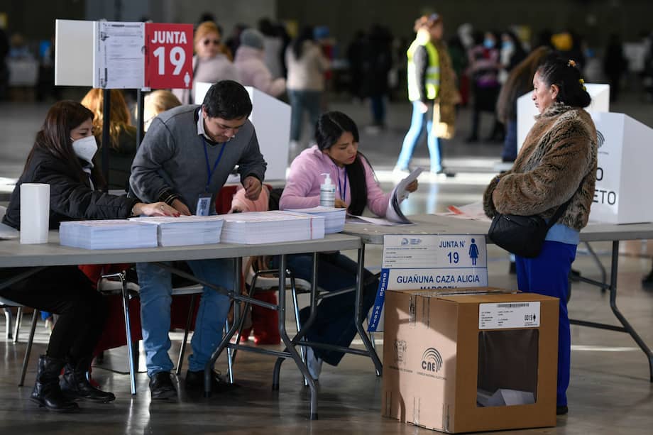 Ecuatorianos residentes en España votando en el referéndum convocado por el Gobierno de Guillermo Lasso para el 5 de febrero, que coincide con la elección de los miembros del Consejo de Participación Ciudadana y Control Social, en el Pabellón de Cristal de la Casa de Campo en Madrid, este domingo.