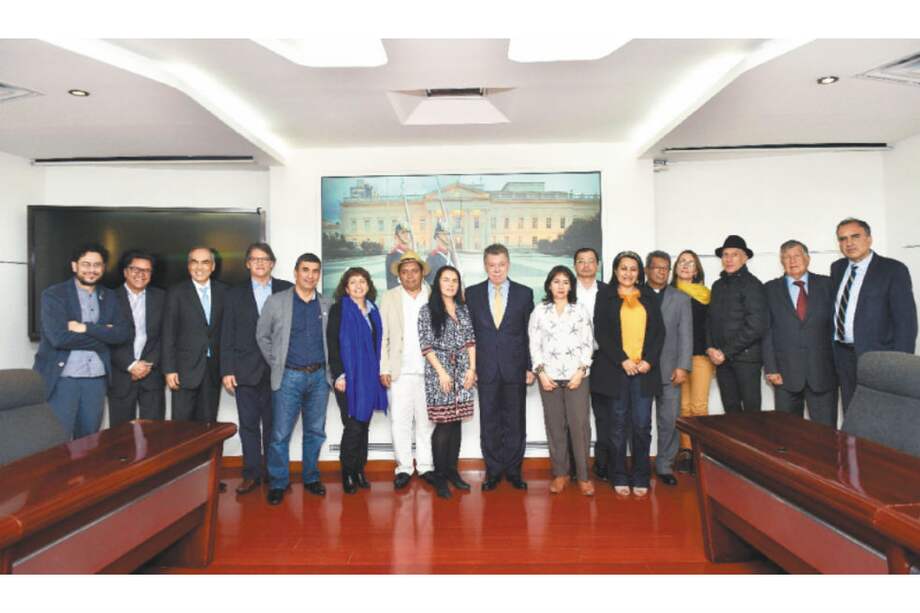 El presidente Santos junto a los líderes sociales que se desplazarán a Ecuador. / Particular