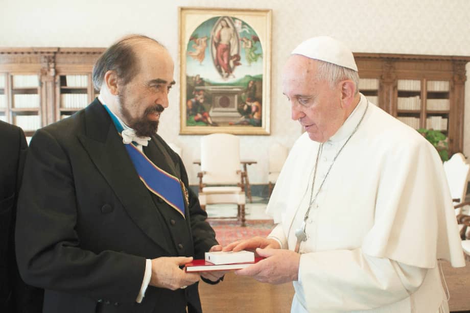 Guillermo León Escobar Herrán fue embajador de Colombia ante el Vaticano en los gobiernos de Andrés Pastrana, Álvaro Uribe y Juan Manuel Santos. Aquí con el papa Francisco, que en su discurso de Navidad criticó a la curia “por las intrigas de pequeños grupos” y habló de los “traidores”. / L'Osservatore Romano