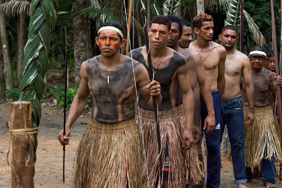 Guerreros Mura en preparación para presentarse ante los representantes de la Fundación para el Indígena de Brasil, FUNAI, en una reunión en la que se está discutiendo la demarcación de los territorios.