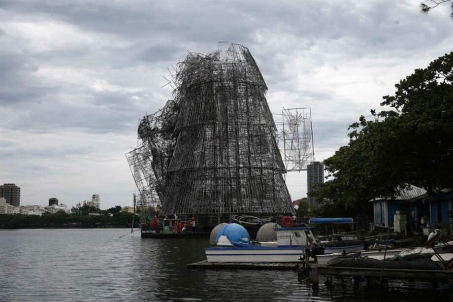 Así quedó el árbol de navidad flotante que iba ser inaugurado la próxima semana. / EFE