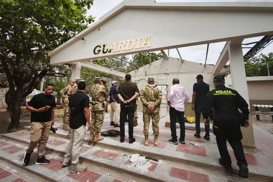 AME5655. RIOHACHA (COLOMBIA), 27/05/2026.- Integrantes del Ejército de Colombia supervisan una estructura afectada por un atentado en el Batallón de Infantería Mecanizado No. 6 Cartagena este miércoles, en Riohacha, La Guajira (Colombia). Al menos doce soldados colombianos resultaron heridos en un ataque terrorista perpetrado en las inmediaciones de un batallón en La Guajira, informó el Ejército, que lo atribuyó a la guerrilla del Ejército de Liberación Nacional (ELN), a cuatro días de la primera vuelta de las elecciones presidenciales en el país. EFE/ Judiciales Guajira Oficial