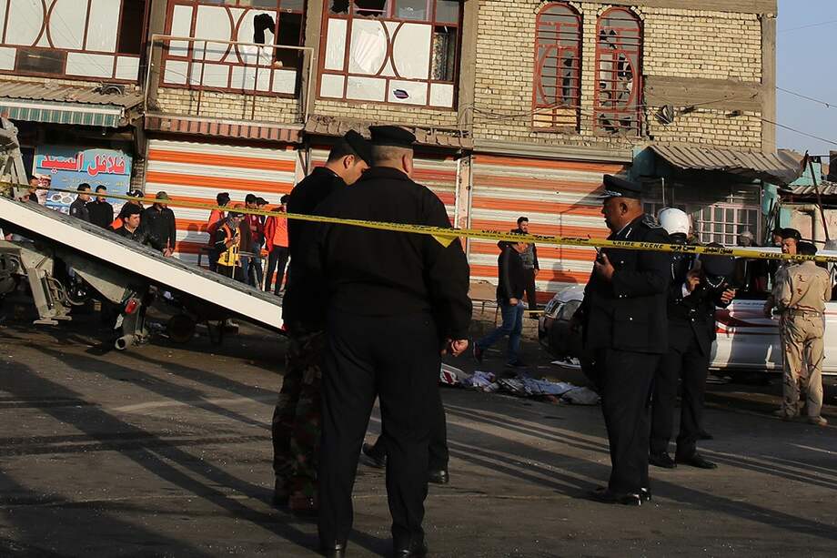 Un estudiante de bellas artes iraquíes pinta un mural en una pared en la ciudad iraquí central de Hilla, al sur de la capital, Bagdad. / HAIDAR HAMDANI / AFP
