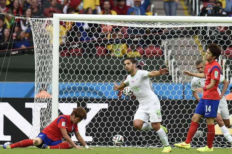 Abdelmoumene Djaboyu celebra el tercer gol que Argelia le convirtió a Corea del Sur. /AFP