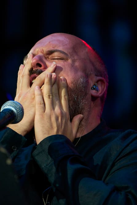 El cantante El Niño de Elche, junto al grupo gallego Sumrrá, en el Festival de Jazz de Vitoria-Gasteiz.