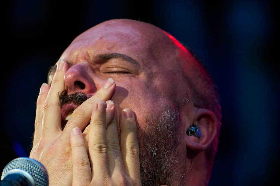 El cantante El Niño de Elche, junto al grupo gallego Sumrrá, en el Festival de Jazz de Vitoria-Gasteiz.