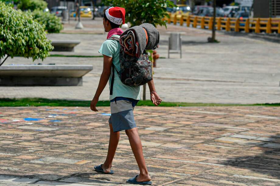 Un migrante venezolano emprende camino desde Bucaramanga hasta Venezuela para pasar navidad en su país. / AFP