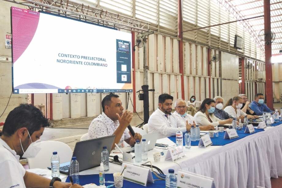 Juan Quintero (micrófono en mano), líder campesino, denunció la crisis que se vive en el Catatumbo, en medio del lanzamiento del pacto humanitario. / Camila Granados