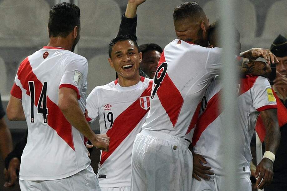 Los jugadores peruanos celebrar el gol que les dio el triunfo ante Paraguay. / AFP