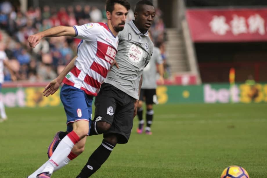 El colombiano del Deportivo de La Coruña, Marlos Moreno (d), durante el encuentro ante el Granada por la undécima jornada de la Liga Santander. / EFE