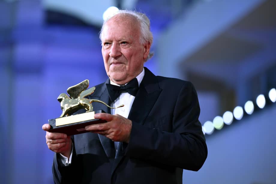 VENECIA (Italia), 27/08/2025.- El cineasta alemán Werner Herzog posa tras recibir el León de Oro a la Trayectoria Profesional durante la ceremonia de inauguración y la proyección de 'La Grazia' en la 82ª edición del Festival Internacional de Cine de Venecia, en Venecia, Italia, el 27 de agosto de 2025.