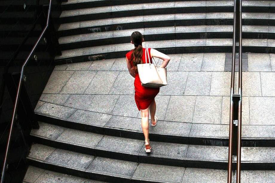 De acuerdo con la Secretaría de la Mujer de Bogotá, las ocupaciones laborales de las mujeres se concentran, en general, en "actividades de baja calidad y mayor informalidad".