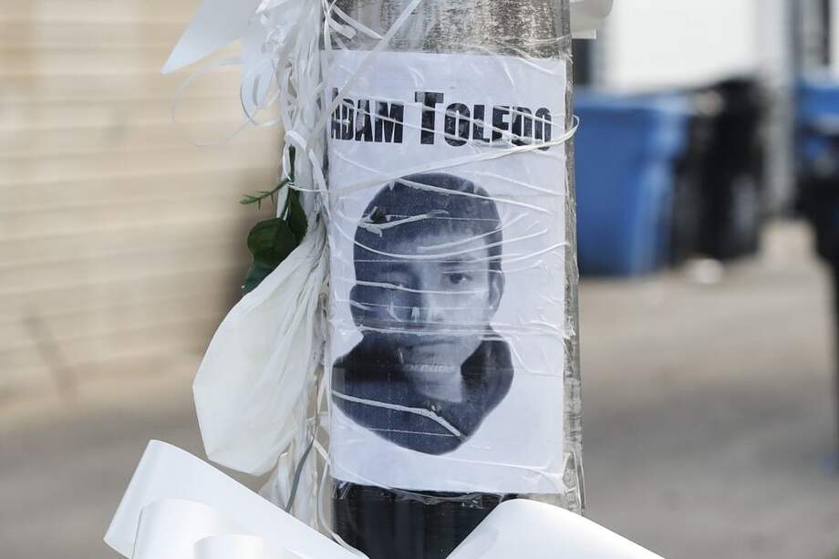 Un pequeño monumento a Adam Toledo, de 13 años, asesinado a tiros por un oficial de policía de Chicago en el vecindario de La Villita en Chicago, Illinois.