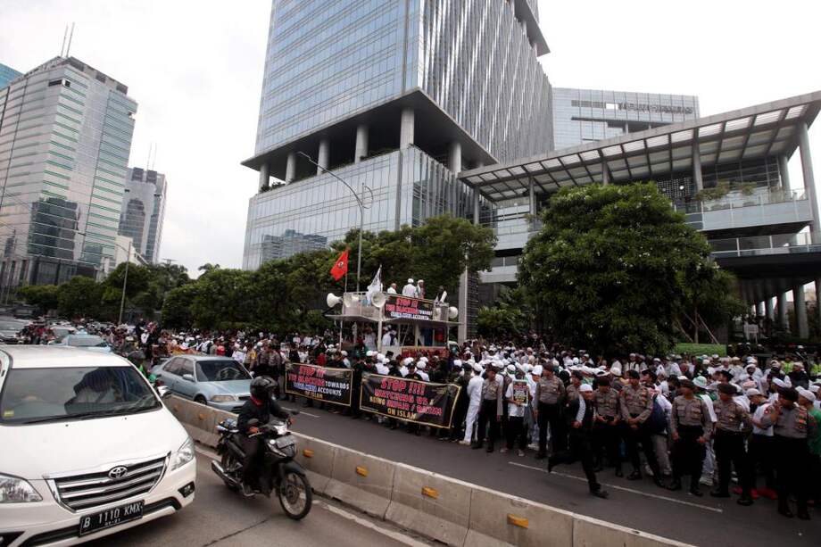 Los “millennials” indonesios ahora lideran la economía digital. Protesta contra Facebook del viernes 12 de enero de 2018 en Yakarta. / EFE