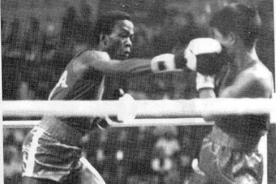 Jorge Hernández (izquierda) en una de las peleas que lo consolidó como uno de los boxeadores más importantes de Cuba. / Archivo particular