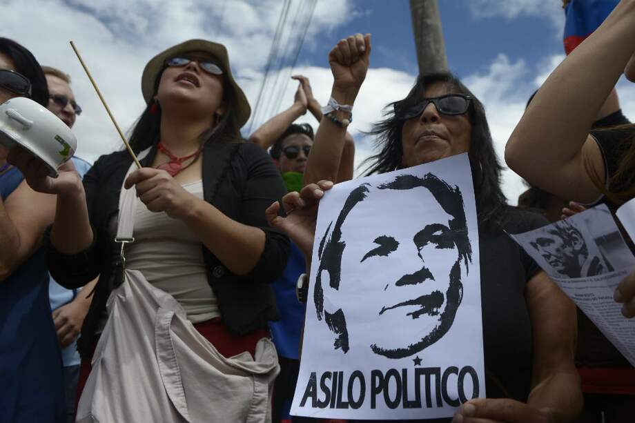 Siguen las manifestaciones para que a Julian Assange se le permita viajar a Ecuador desde el Reino Unido. El fundador de Wikileaks cumple más de dos semanas recluido en la Embajada del país suramericano en Londres. / AFP