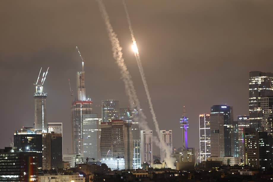 El sistema de defensa aérea israelí Cúpula de Hierro intercepta misiles balísticos disparados desde Irán sobre la ciudad de Tel Aviv, Israel, el 15 de junio de 2025. El ejército israelí identificó los misiles como lanzados desde Irán hacia territorio israelí en represalia por los ataques aéreos nocturnos contra objetivos iraníes.