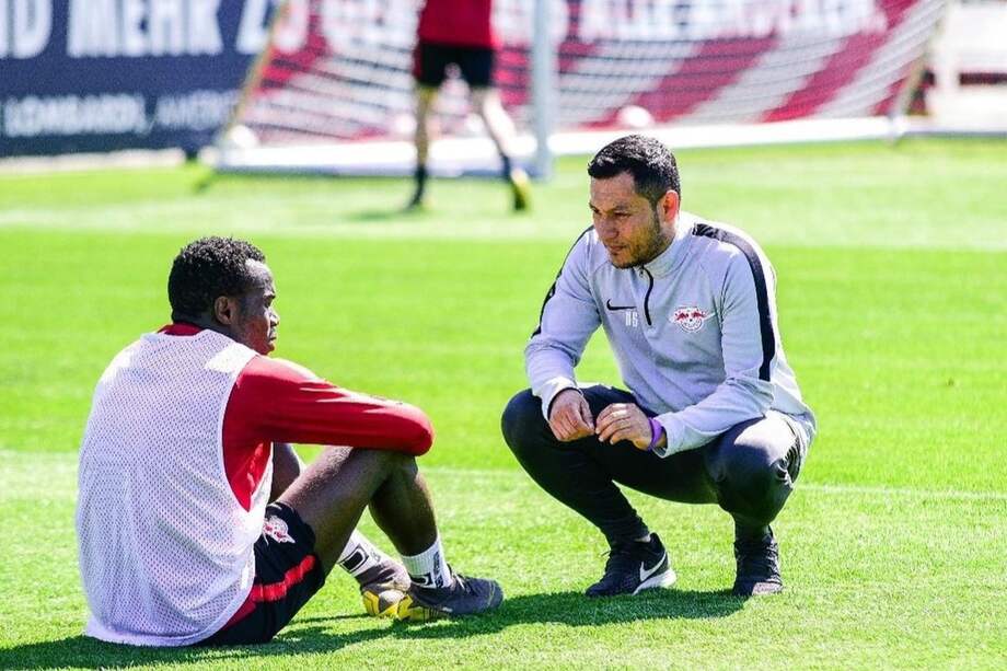 El huilense es el encargado de guiar a los extranjeros para que se adapten a la filosofía del club.