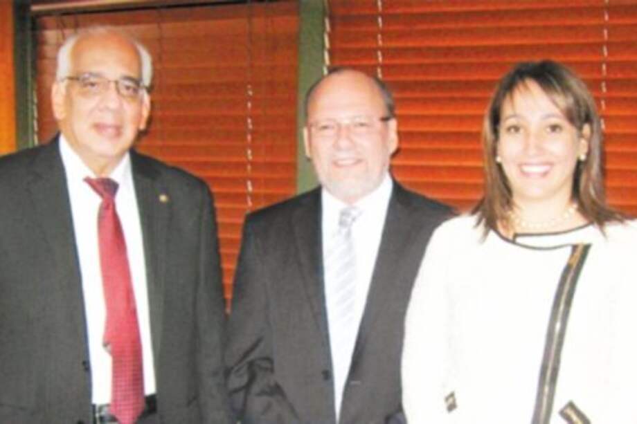 El presidente del Consejo de Estado, Luis Rafael Vergara, acompañado de Vicente de Santis y Marta Lía Herrera. / Diario Hoy del Magdalena