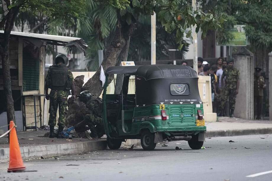 Fuerzas armadas de Sri Lanka siguen las pistas de los atentados tras los rastros de las bombas. / AFP
