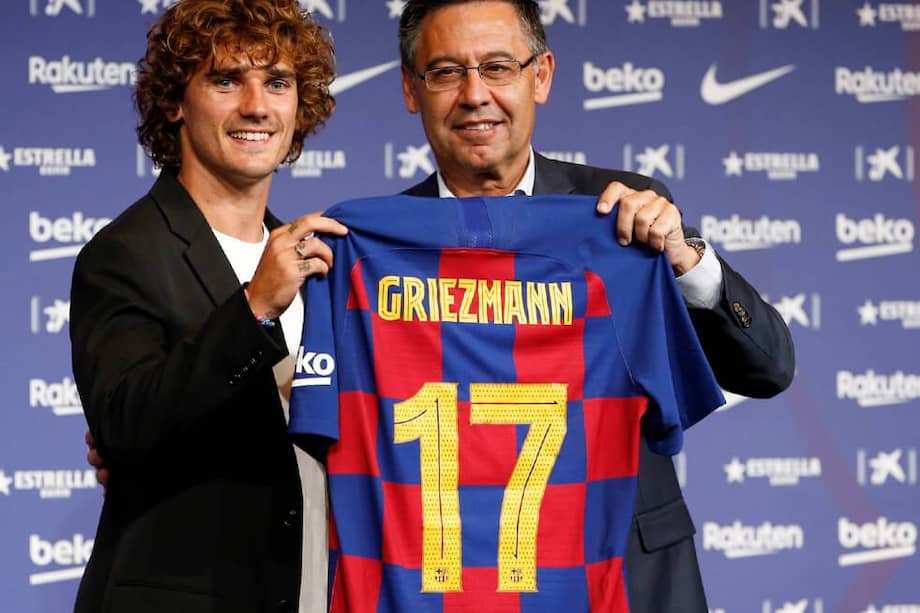 Antoine Griezmann (i), quien este sábado cumple 29 años, llegó el año pasado al Fútbol Club Barcelona, procedente del Atlético de Madrid. / EFE