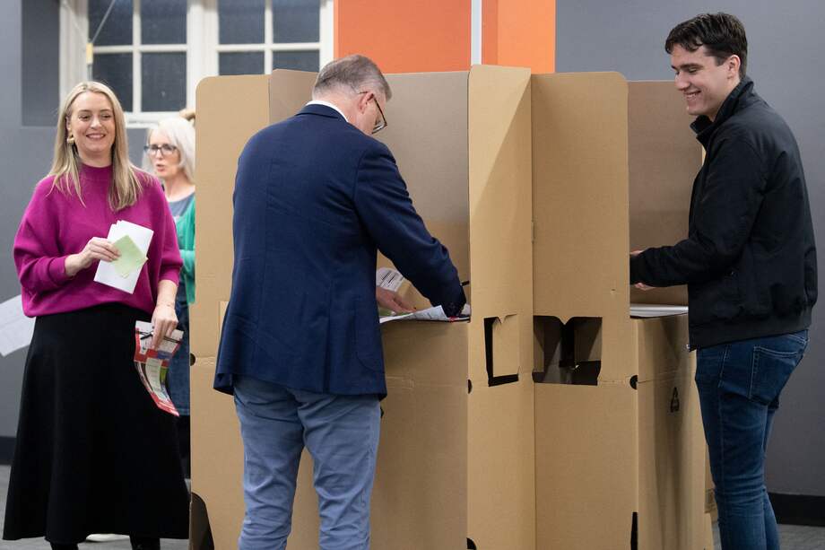 Anthony Albanese, líder opositor, ejerciendo su derecho al voto este sábado en la elección federal en Australia.