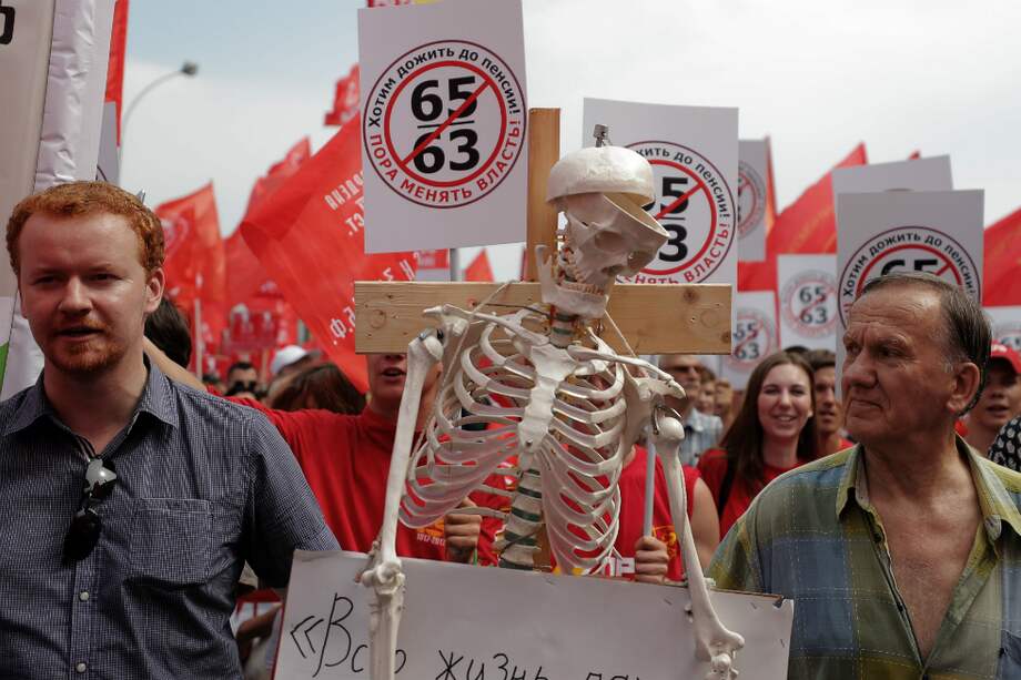 Decenas de manifestantes marcharon en Moscú para protestar contra el cambio en el régimen de pensiones propuesto por el gobierno. / EFE