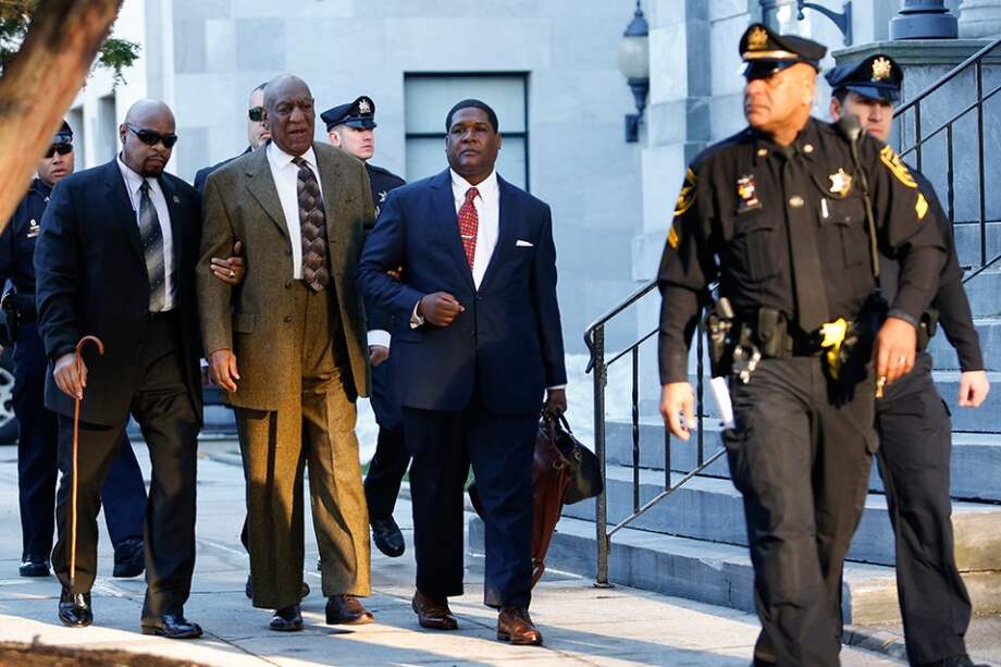 Bill Cosby, de 78 años, entró a la sala de audiencias de Norristown apoyándose en un bastón y rodeado de dos guardias que guiaron sus pasos vacilantes. / AFP