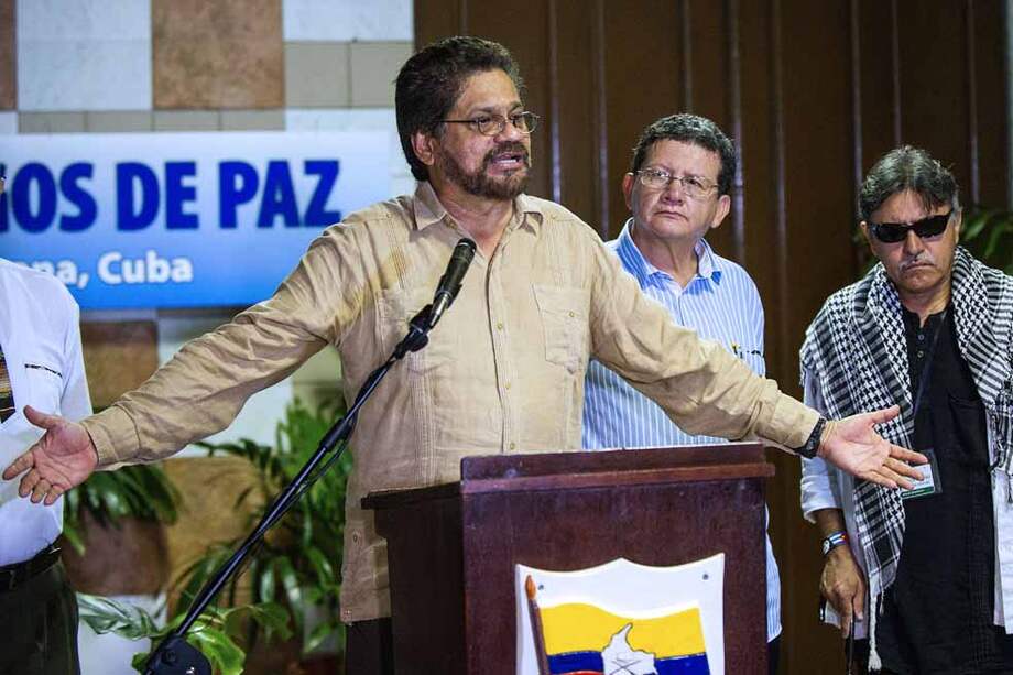 Iván Márquez, Pablo Cataumbo (c) y Jesús Santrich, voceros de las Farc, en el Palacio de Convenciones de La Habana. / AFP
