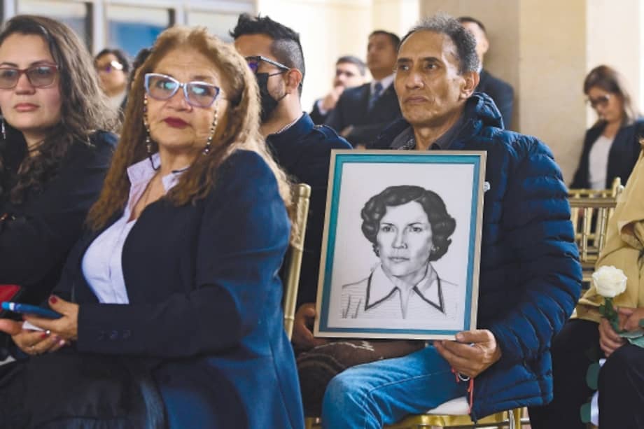 Al cumplirse 37 años de los hechos, familiares de las víctimas rindieron un homenaje a sus seres queridos delante del Palacio de Justicia . / Gustavo Torrijos-ElEspectador