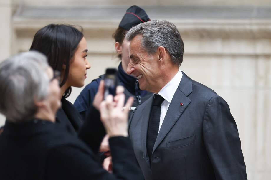 El expresidente francés Nicolas Sarkozy (R) llega al antiguo Palacio de Justicia para asistir a la sesión inaugural de su sentencia de apelación, en París, Francia