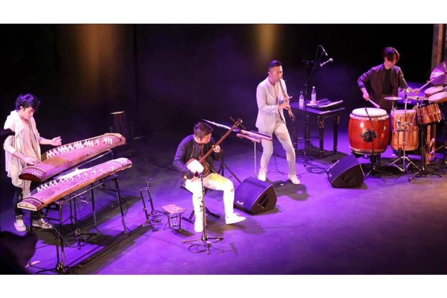 Los integrantes de la agrupación musical Wasabi se presentan en el Teatro Colón de la ciudad de Bogotá, Colombia. / Teatro Colón