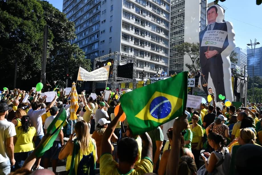 Manifestantes salieron a las calles de 27 ciudades de Brasil para apoyar el gobierno Bolsonaro y su ministro Sergio Moro. / AFP