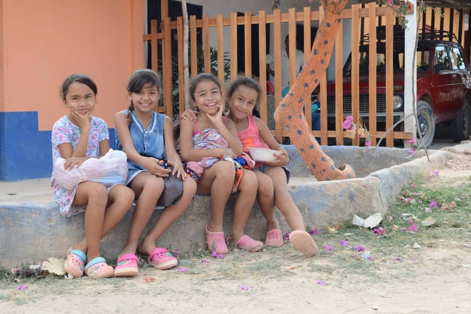 Niñas del sur de Bolívar que sueñan con un pueblo deliz sin hombres armados y un futuro digno. / Víctor de Currea