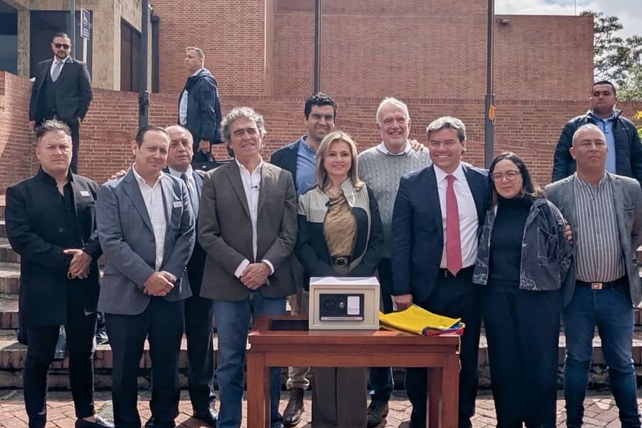 Sergio Fajardo junto al comité promotor del referendo para "blindar la constitución".