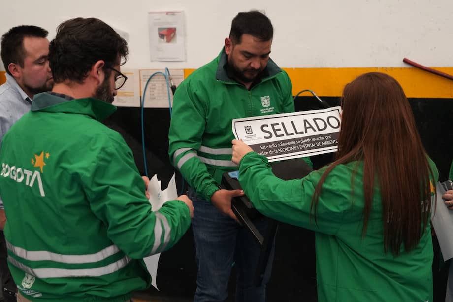La autoridad ambiental aseguró que continuará inspeccionando los 165 centros de revisión vehicular autorizados en Bogotá.