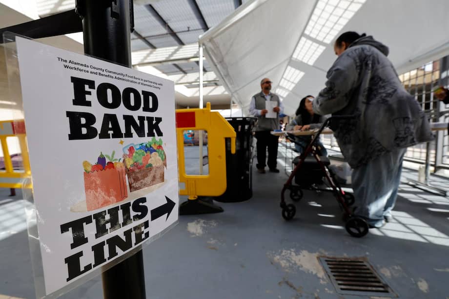 Los ciudadanos recogen alimentos en un punto de distribución temporal organizado por el Banco de Alimentos Comunitario del Condado de Alameda.