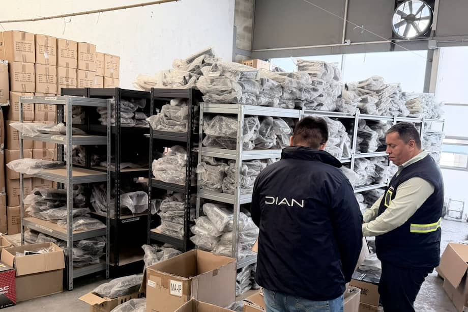 La DIAN incautó accesorios para vehículos, en Medellín.