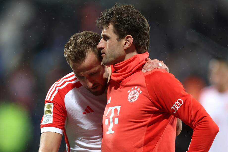 Los jugadores de Múnich Harry Kane (izq.) y Thomas Mueller interactúan tras perder el partido de fútbol de la Bundesliga alemana entre el VfL Bochum y el FC Bayern de Múnich en Bochum (Alemania) el 18 de febrero de 2024. (Alemania)