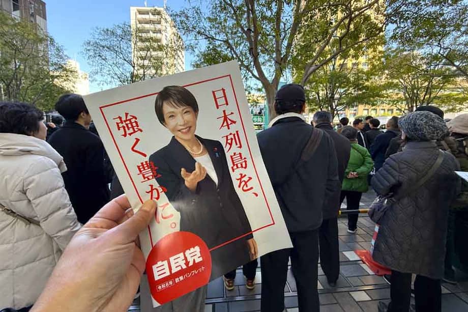 Panfleto del Partido Liberal Democrático (PLD) con la primera ministra Sanae Takaichi y el lema "Por un archipiélago nipón fuerte y próspero", en un mitin electoral del pasado 7 de febrero en Tokio.