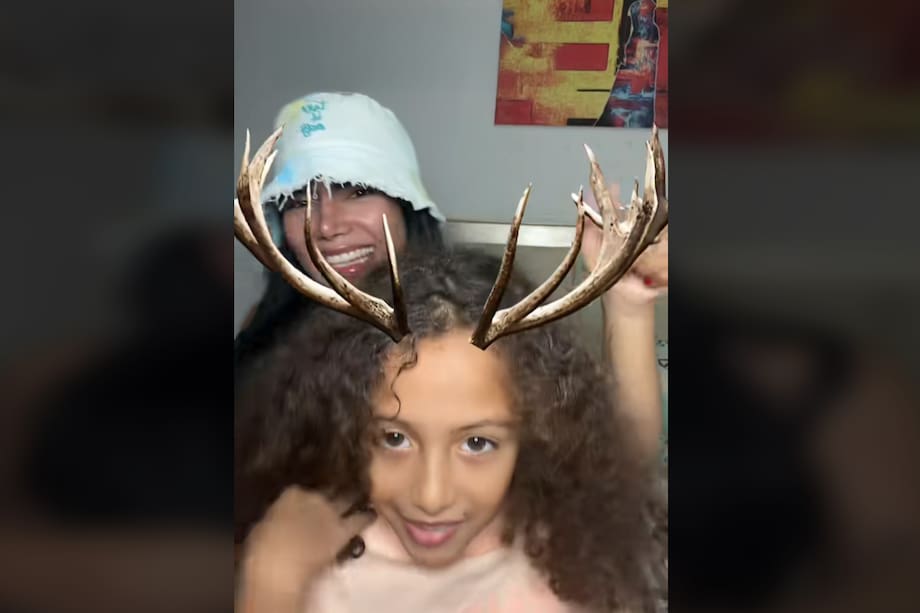 Así se vio la pequeña hija de la Toxicosteña en uno de sus videos donde habló de los cachos. Tiene 9 años